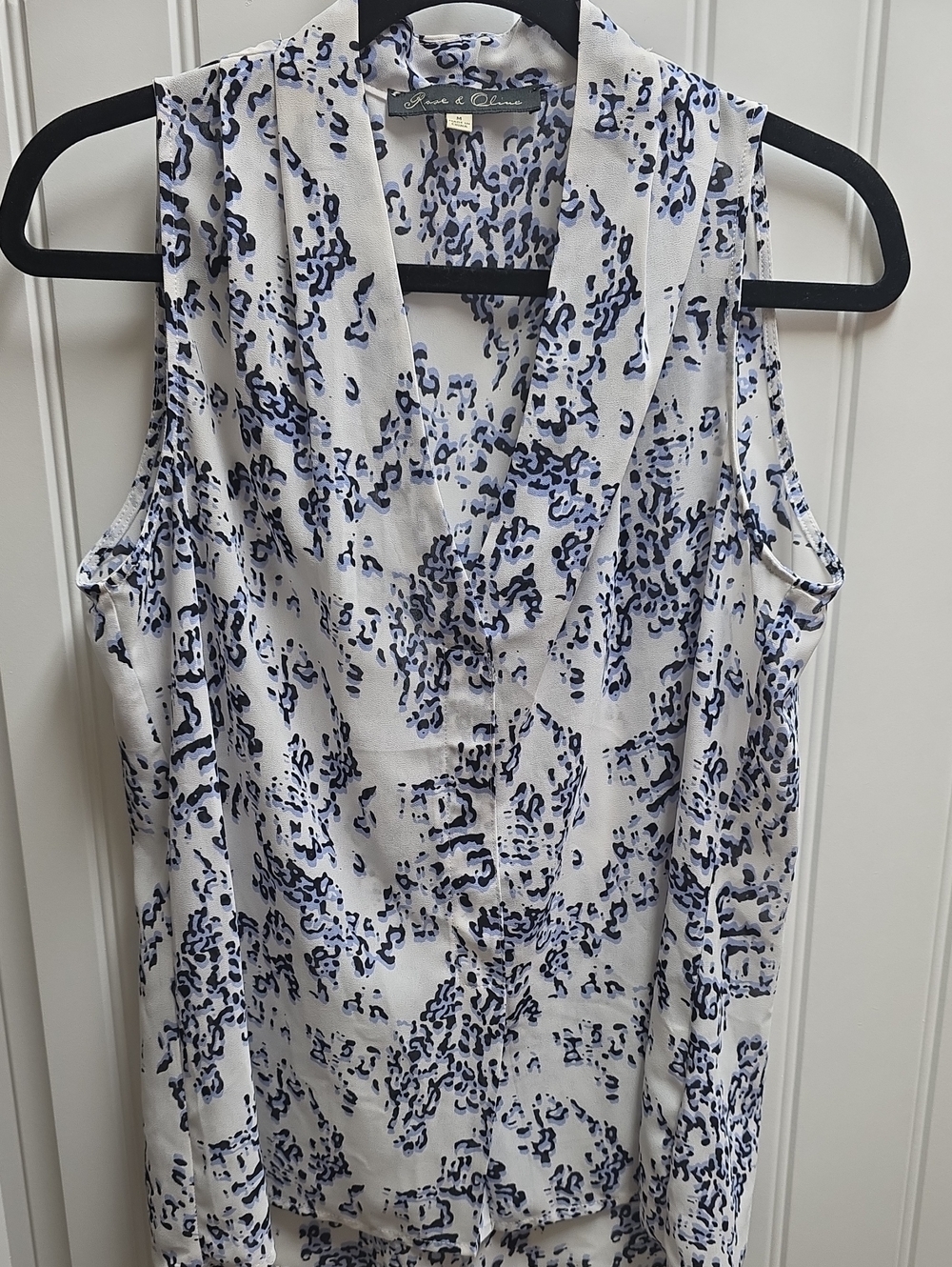 Rose & Olive White Sleeveless Cowl Neck Top with Blue Abstract Print Medium